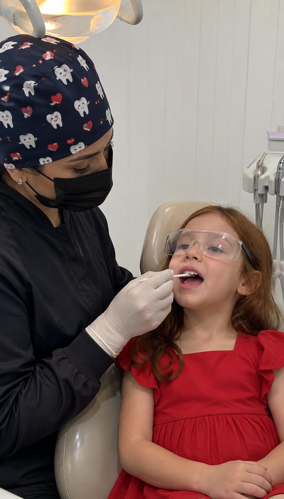 Profissional da equipe MR aplicando flúor em paciente infantil na Clínica MR, em Ji-Paraná